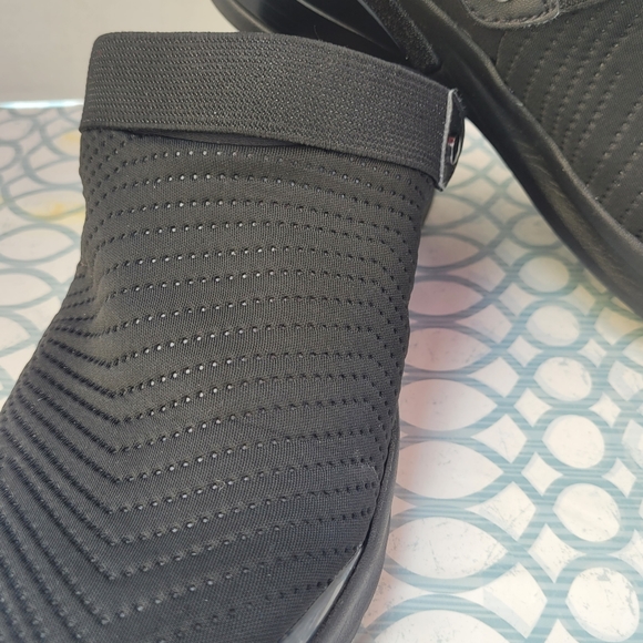 BZees Clog slip on Kitty. Blk. Size 11 - Picture 5 of 8